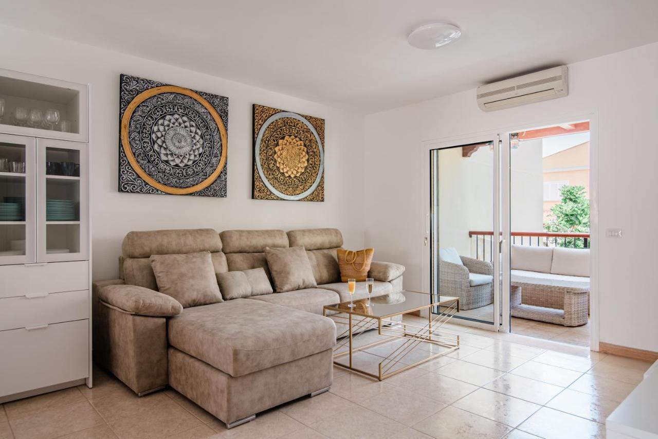 Comfortable 4-Bedroom Villa With Private Gardens Costa Adeje  ภายนอก รูปภาพ