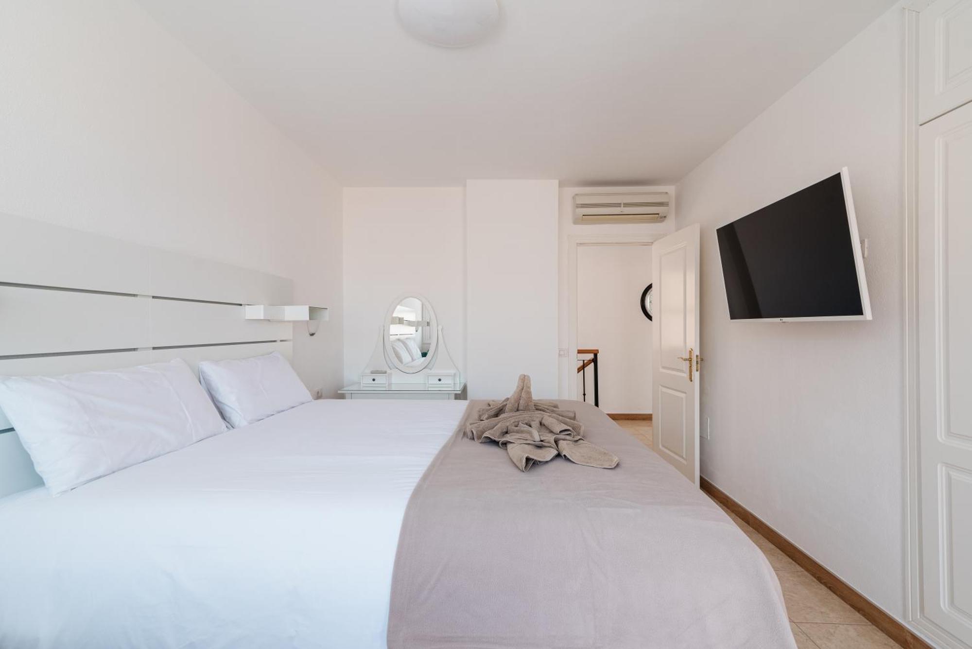 Comfortable 4-Bedroom Villa With Private Gardens Costa Adeje  ภายนอก รูปภาพ