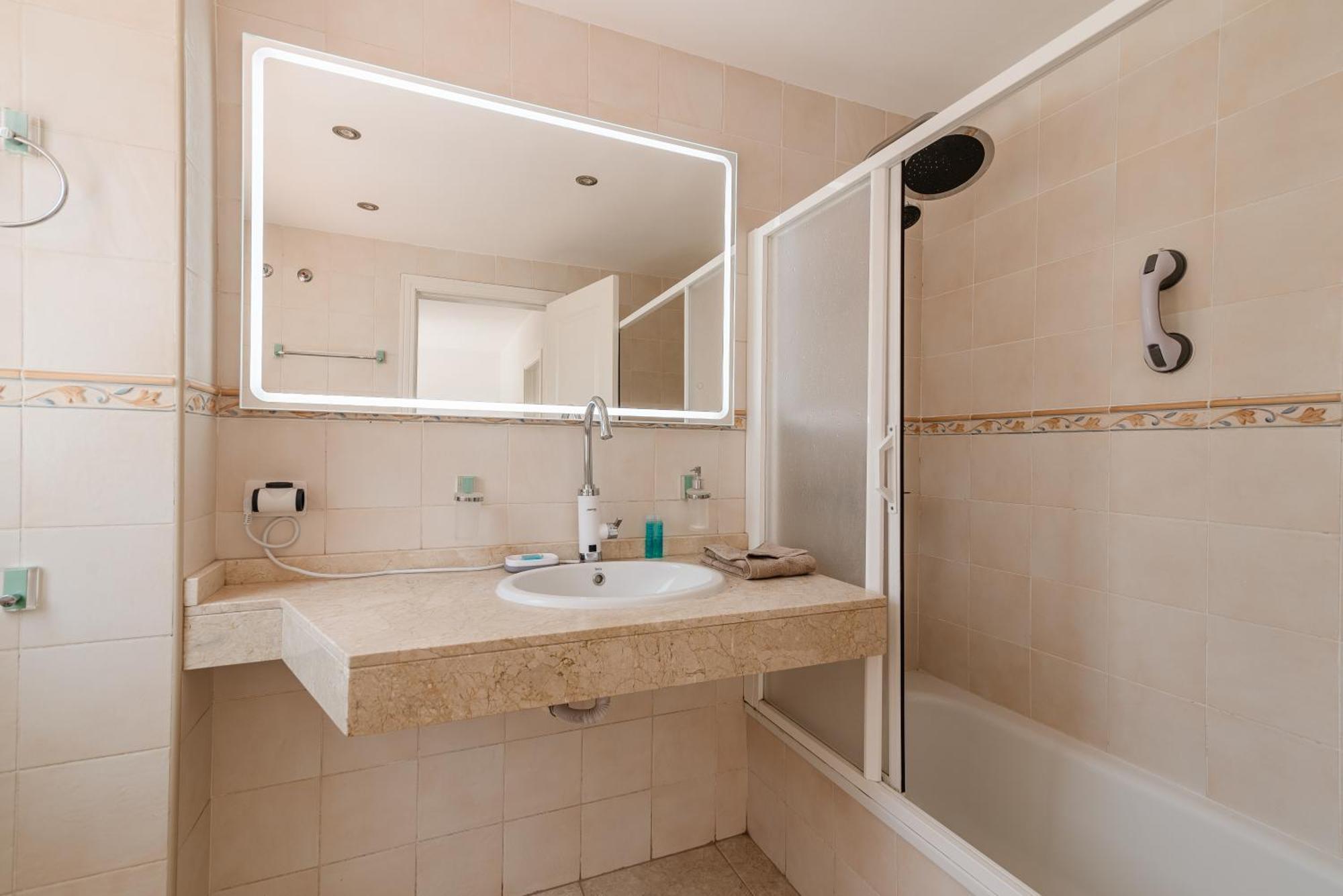 Comfortable 4-Bedroom Villa With Private Gardens Costa Adeje  ภายนอก รูปภาพ