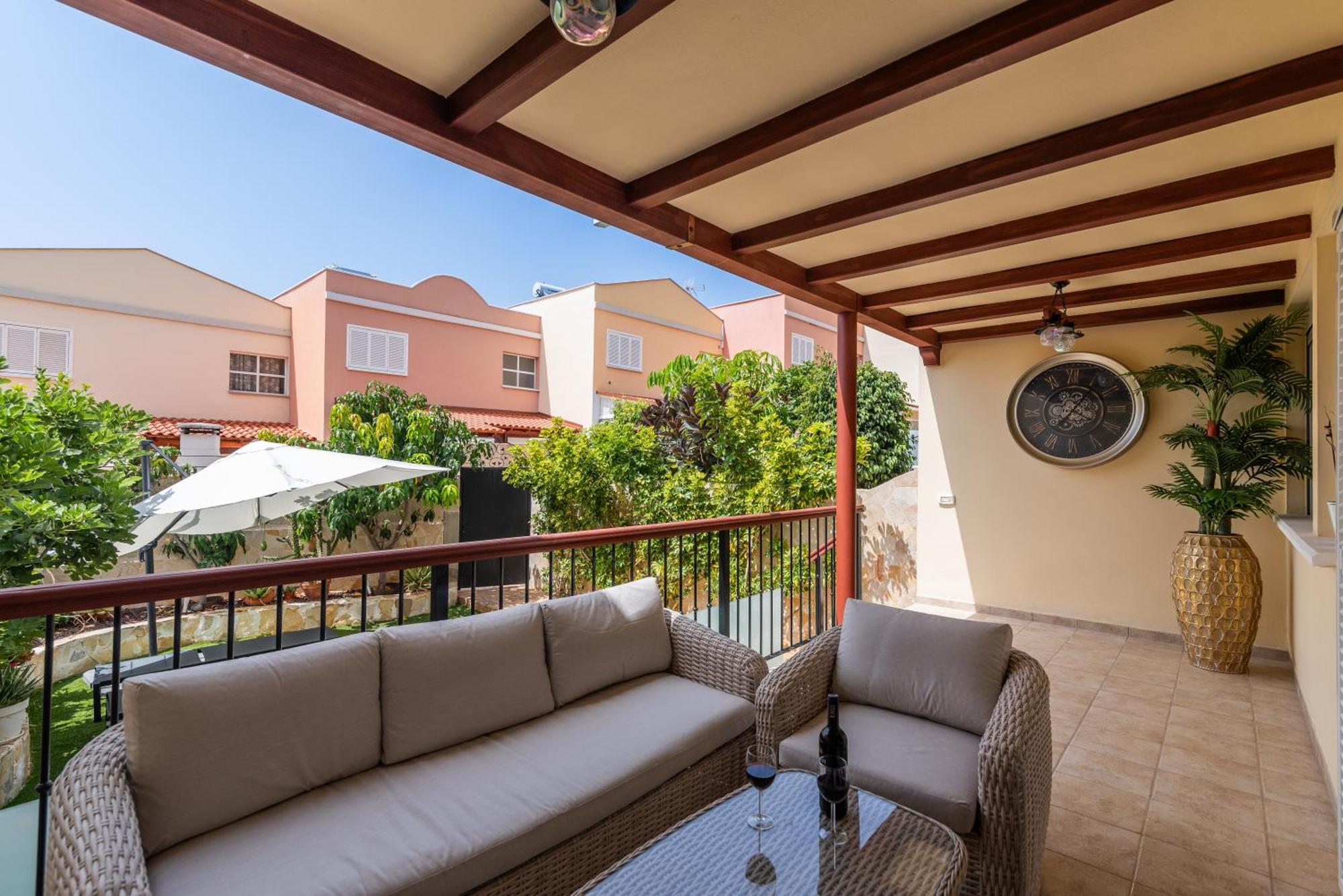 Comfortable 4-Bedroom Villa With Private Gardens Costa Adeje  ภายนอก รูปภาพ