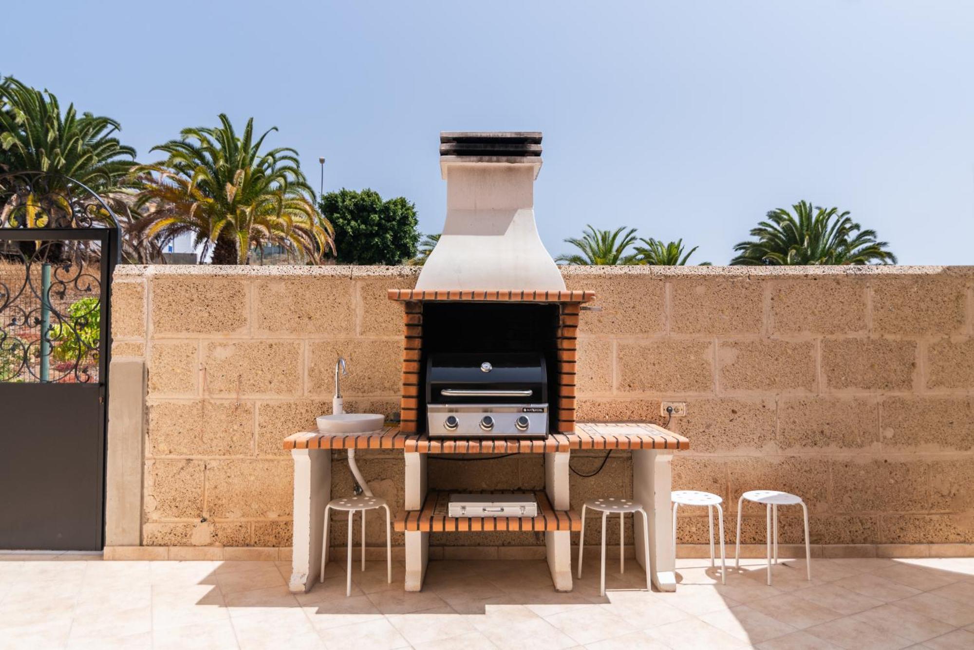 Comfortable 4-Bedroom Villa With Private Gardens Costa Adeje  ภายนอก รูปภาพ