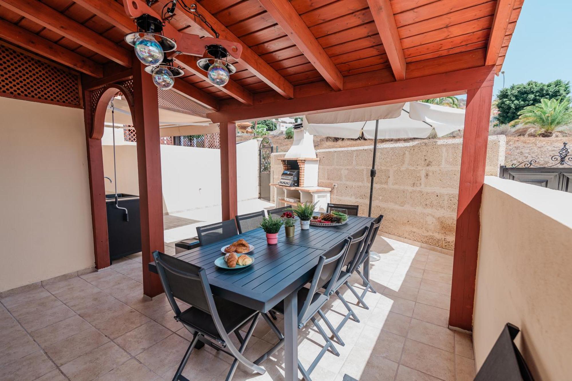 Comfortable 4-Bedroom Villa With Private Gardens Costa Adeje  ภายนอก รูปภาพ