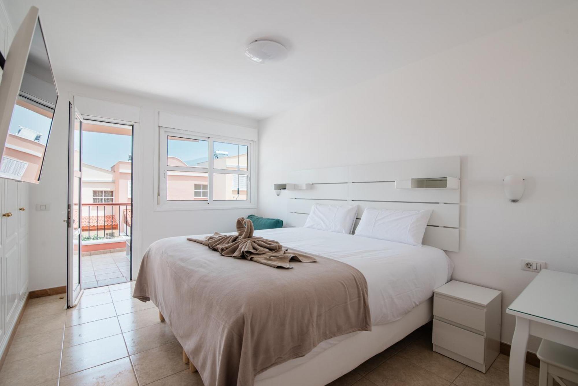 Comfortable 4-Bedroom Villa With Private Gardens Costa Adeje  ภายนอก รูปภาพ