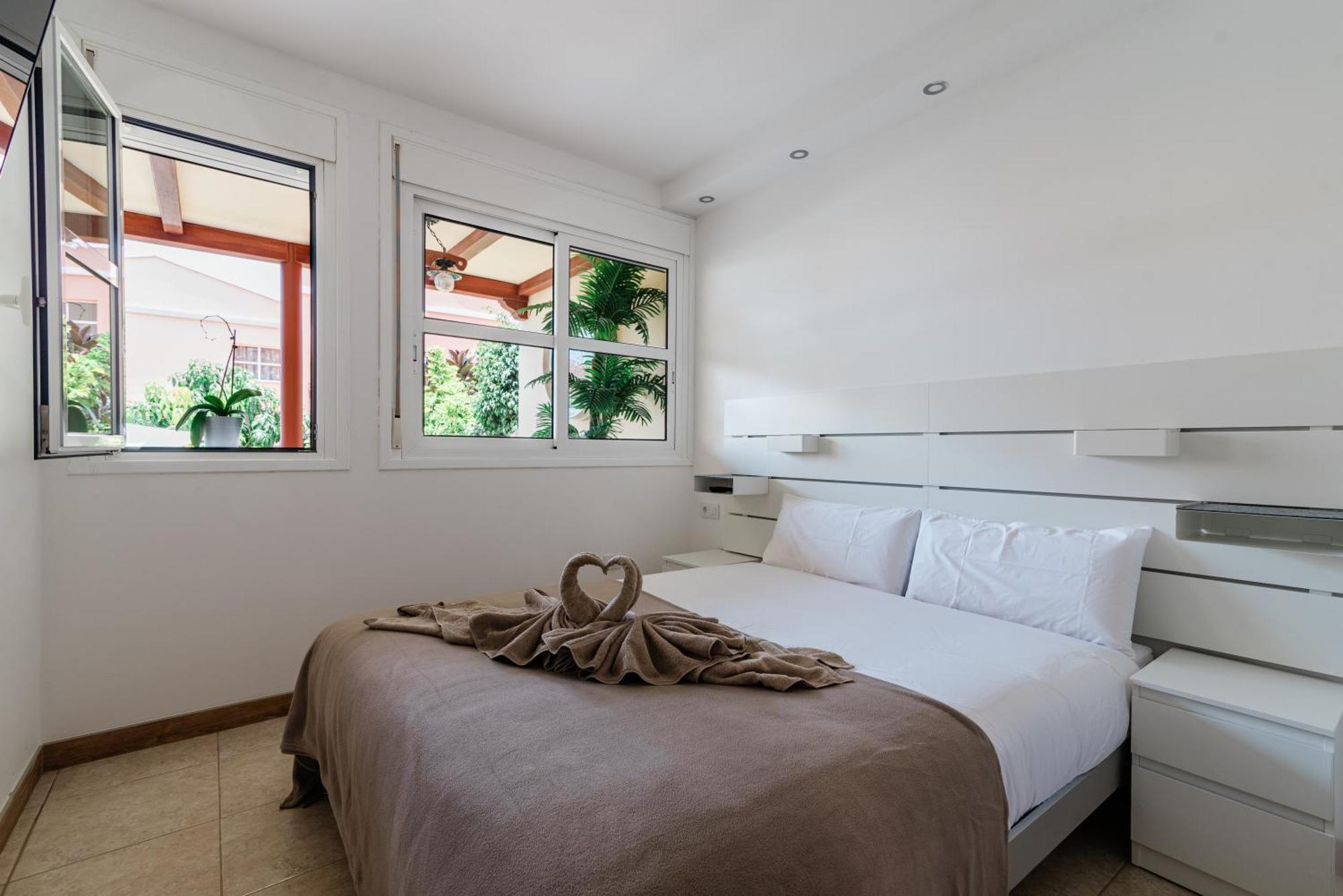 Comfortable 4-Bedroom Villa With Private Gardens Costa Adeje  ภายนอก รูปภาพ