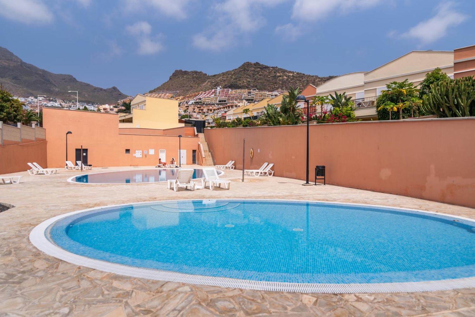 Comfortable 4-Bedroom Villa With Private Gardens Costa Adeje  ภายนอก รูปภาพ