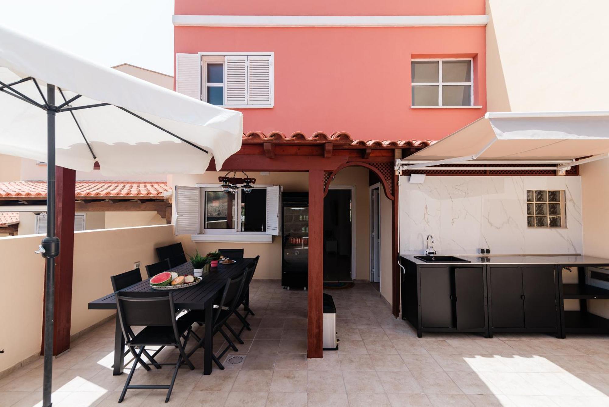 Comfortable 4-Bedroom Villa With Private Gardens Costa Adeje  ภายนอก รูปภาพ